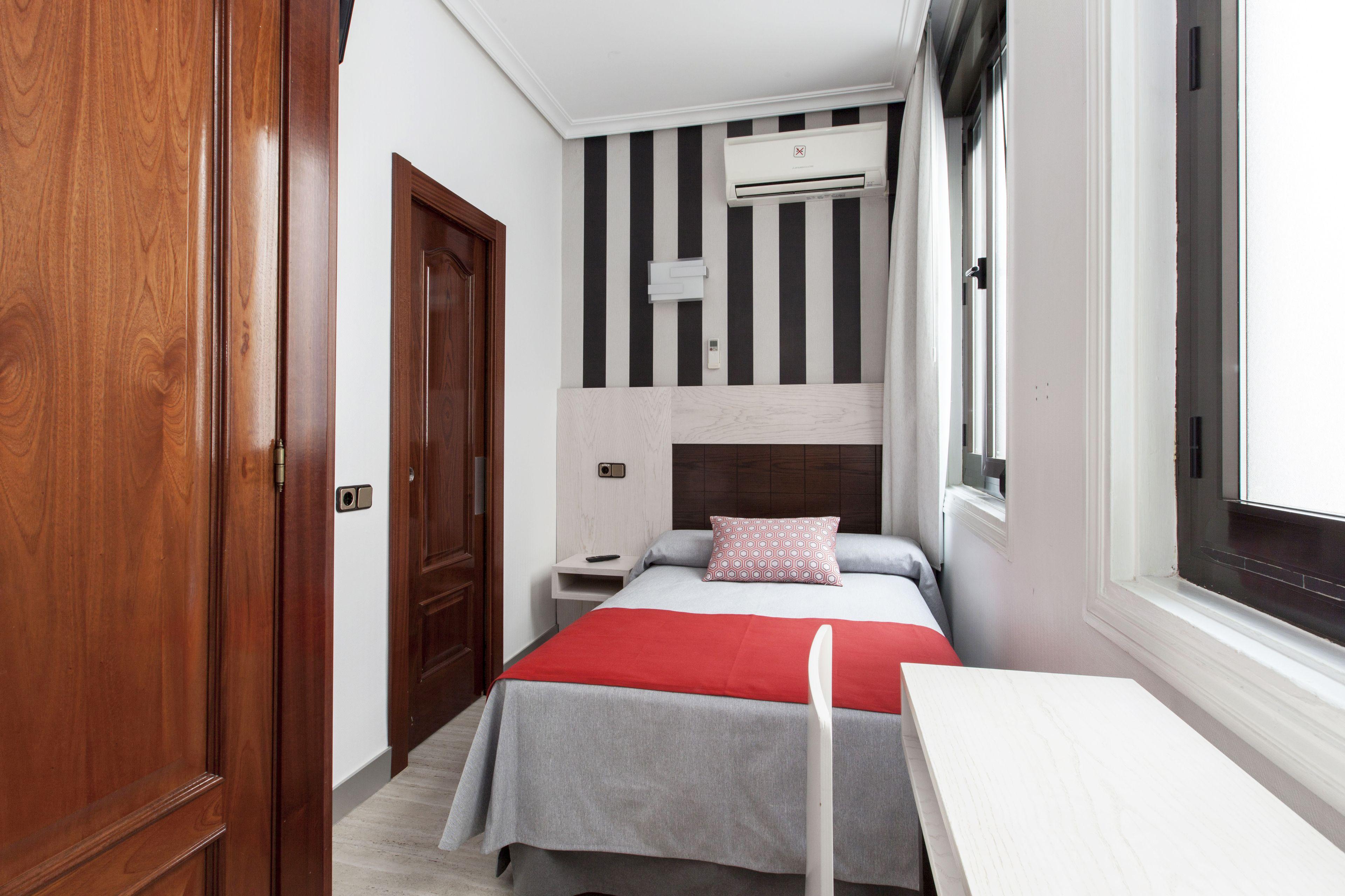 Hostal Castilla I Atocha — Photos 1